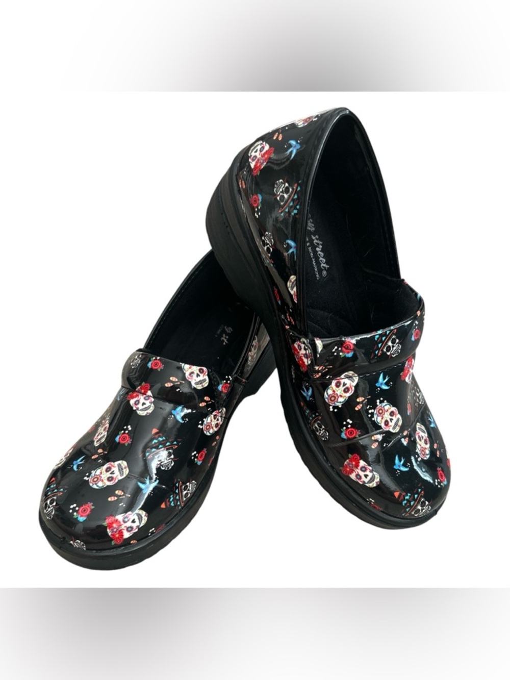 Easy Street Slip Resistant, Non-Marking Clogs, Festive Skulls Pattern, Size 8